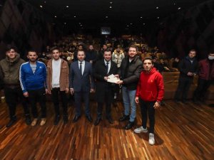 Ak Parti Yalova İ̇l Gençlik Kolları Üyeleri, ‘İ̇yi Ki Varsın Eren’ Filmini İzledi