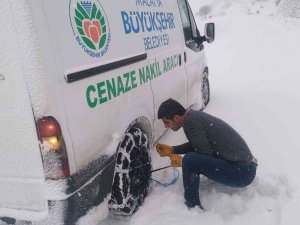 Malatya Büyükşehir Mezarlıklar Müdürlüğünün Zorlu Kar Mesaisi