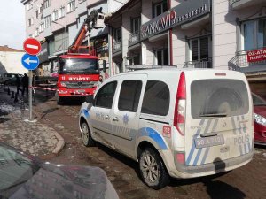 Fırtınaca Uçan Baca Park Halindeki Aracın Üzerine Düştü