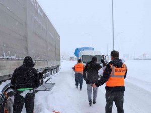 Samsun’da Karda Yolda Kalanlara Kumanya