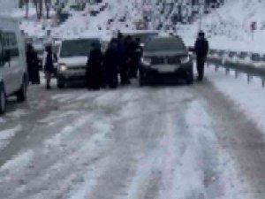 Bursa’da Yolda Kalan Araçlara Vatandaşlar Yardım Etti