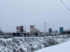 Tem’deki Kaza Sonrası İ̇stanbul İstikametini Trafiğe Açmak İçin Çalışmalar Sürüyor