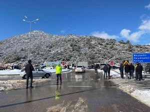 Antalya-konya Karayolu Kar Sebebiyle 24 Saattir Kapalı