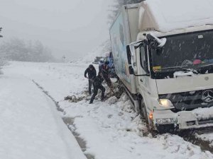 Yoldan Çıkan Kamyon, Şarampolde Kara Saplandı