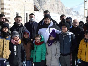 Van’da "120 Kahraman Çocuk" Anısına "Kar Yürüyüşü Ve Kartopu Festivali" Düzenlendi