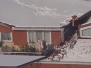 Çocukların Çatıda Tehlikeli Kartopu Oyunu