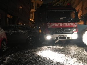 Beşiktaş’ta Buzlanan Yolda İtfaiye Aracı 7 Araca Çarparak Durabildi