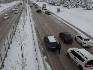 Yoldan Çıkan Otobüs Ve Kamyonlar Bursa-i̇zmir Karayolunu Trafiğe Kapattı