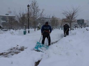 Gaziantep Büyükşehir, Bin 600 Saha Personeli Ve 562 Araçla Vatandaşın Yardımına Koşuyor