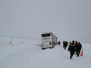 Kara Saplanan Otobüsü Jandarma Kurtardı