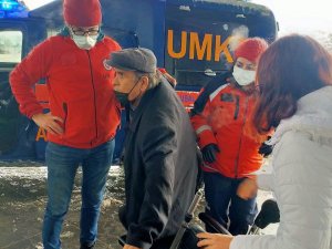 Hastayı Ambulansa Yetiştirmek İçin Kazma Küreklerle Yol Açtılar