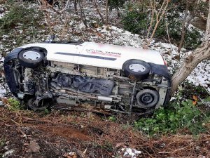 Sarıyer’de Karlı Yolda Kayan Yol Yardım Aracı Evin Bahçesine Uçtu