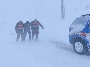 Aracı Arza Yapan Ve Donma Tehlikesi Geçiren Şahsı Jandarma Kurtardı