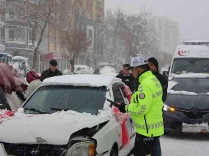 Gelin Arabası Karlı Yolda Kaza Yaptı: 1 Yaralı