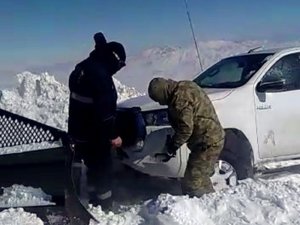 Kar Ve Tipide Mahsur Kalan Ekipleri Askerler Kurtardı