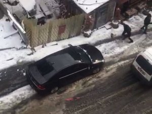 Buzlu Yolda Kayan Aracın Altında Kalmaktan Son Anda Kurtuldular