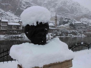 40 Yıldır Böyle Yağış Görülmeyen Amasya’da Kar Kalınlığı 40 Santimi Buldu