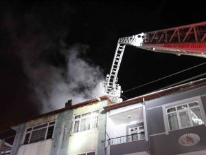 Çıkan Yangını Daire Camlarına Kar Topu Atarak Haber Verdi