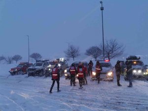 Bolu’da, Yoğun Kar Yağışı Devam Ediyor