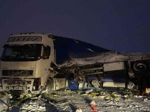Kontrolden Çıkan Tırın Dorsesi Yan Yattı, Tonlarca Sıvı Yağ Yola Savruldu