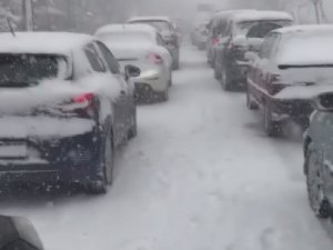 İ̇zmir’de Ulaşıma Kar Engeli: Onlarca Vatandaş Araçlarında Mahsur Kaldı