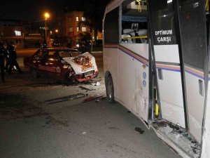 Adana’da Plastik Sandalye İle Sürülen Otomobille Yolcu Minibüsü Çarpıştı: 1’i Ağır 3 Yaralı