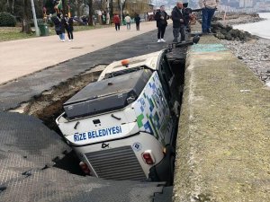 Rize’de Deniz Dolgusundaki Beton Yarılınca Araç İçerisine Düştü