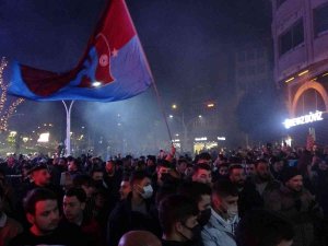 Trabzonsporlu Taraftarlar Sokağa Döküldü