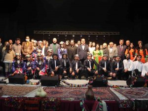 Vali Akbıyık, Reng-i Hakkari Gösterisine Katıldı