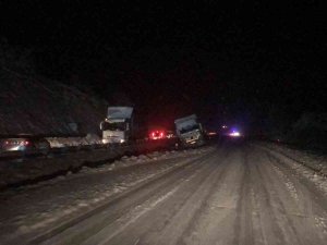 Tokat’ta Yol Ulaşıma Kapatıldı, Bir Çok Araç Kara Saplandı