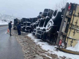 D100’de Gümrük Malı Yüklü Tır Devrildi: 1 Yaralı