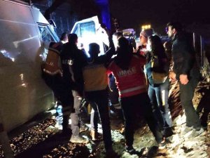 Siirt’te Minibüs Tıra Çarptı: 2 Yaralı