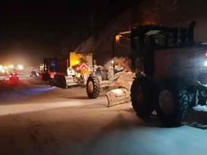 Antalya-konya Karayoluna Çığ Düştü, 3 Metrelik Kar Kütleleri Yolu Kapladı