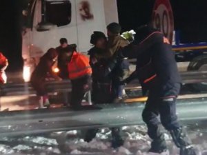 Diyarbakır-siverek Yolunda Mahsur Kalan Vatandaşlar Tahliye Edildi