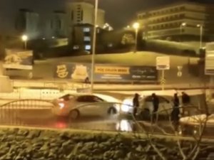 Pendik’de Otomobil Buz Tutan Yolda Park Halindeki Araca Çarptı: 4 Kişinin Ölümden Döndüğü Kaza Kamerada