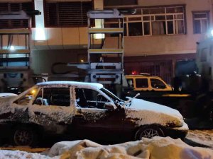 Gaziosmanpaşa’da Yıllardır Park Halinde Olan Otomobil Yandı, İçerisinden Erkek Cesedi Çıktı