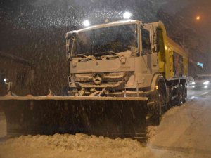 İ̇stanbul’da Gece Kar Yağışı Etkili Oldu, Sürücüler Zor Anlar Yaşadı