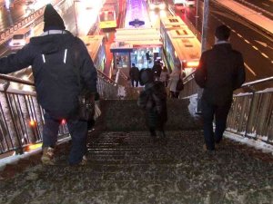 İ̇stanbulluların Kar Çilesi; Vatandaşlar Karla Kaplı Yollarda Yürümekte Zorluk Çektiler