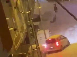 Esenyurt’ta Karda Kayan Araç Önce Arabaya, Sonra Direğe Çarptı