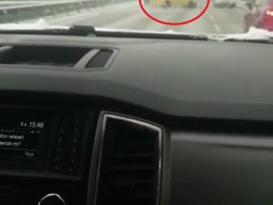 Bursa’da Yollar Buz Pistine Döndü, Tedbirsiz Sürücüler Böyle Kaza Yaptı