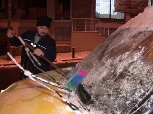 Araçları Kar Altında Kalan Vatandaşlar Erken Kalkıp Temizlik Yaptı
