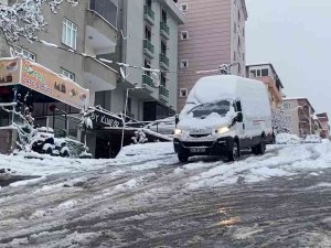 Maltepe’de Sokaklar Beyaza Büründü, Sürücüler Zor Anlar Yaşadı