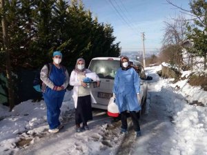 Vatandaşlara Aşı Ulaştırmak İçin Kapı Kapı Geziyorlar