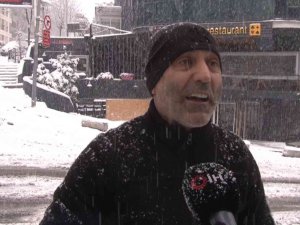 Şişli’de Kar Küreyen Vatandaş: Yarım Metre Yağsın, Millet Evde Yatsın İstiyorum