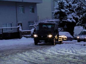 İ̇stanbul’da Etkili Olan Kar Yağışı Sürücü Ve Yayalara Zor Anlar Yaşattı