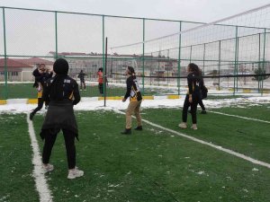 Erciş’te Atık Malzemelerden Öğrenciler İçin Spor Sahası, Kafeterya Ve Kültür Evi Yapıldı