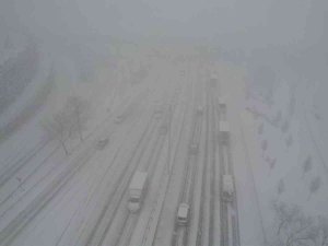 Tem’de Kar Yağışı Nedeniyle Trafik Durma Noktasına Geldi