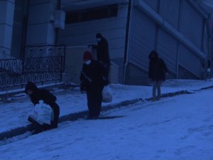Esenyurt’ta Cadde Ve Sokaklar Buz Pistine Döndü