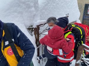 Kardan Yolu Kapanan Köydeki Hasta Çocuk İçin Tüm Ekipler Seferber Oldu