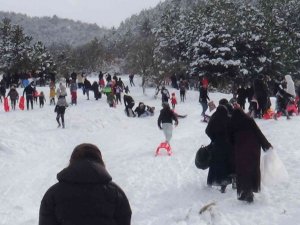 Vatandaşların Leğen, Poşet Veya Kızakla Kayak Keyfi